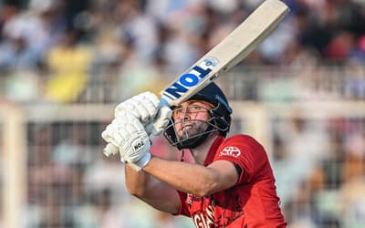 England survive scare to beat Italy and qualify for World Cup Super 8s